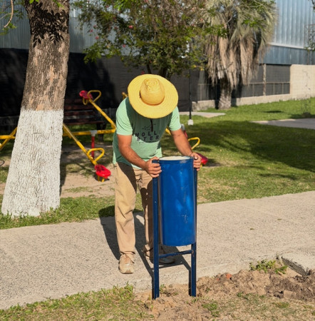 Nuevos cestos de residuos en la Plaza del Maestro